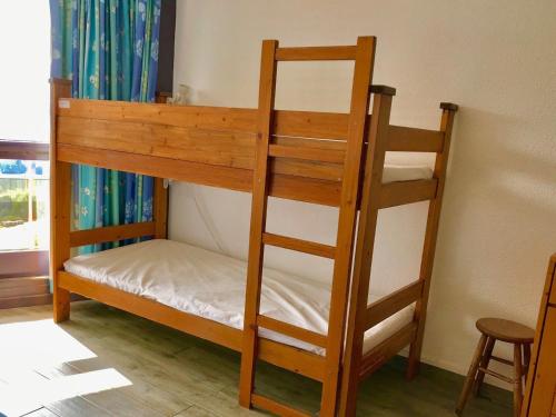 Postel nebo postele na pokoji v ubytování Appartement cosy au pied des pistes, animaux admis - FR-1-515-53