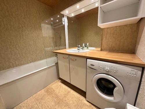 une salle de bain avec une machine à laver et un lavabo dans l'établissement Studio cabine avec terrasse sud et parking à Villard-de-Lans, proche pistes et randonnées - FR-1-515-106, à Villard-de-Lans