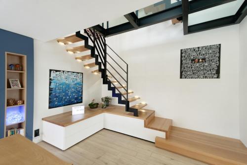 - un salon avec un escalier et un escalier dans l'établissement Villa Élisa, à Saint-Malo