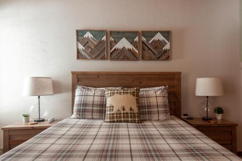 Postel nebo postele na pokoji v ubytování WALK to Town, Hikes, & Ski Lift! Pool & Hot Tubs!