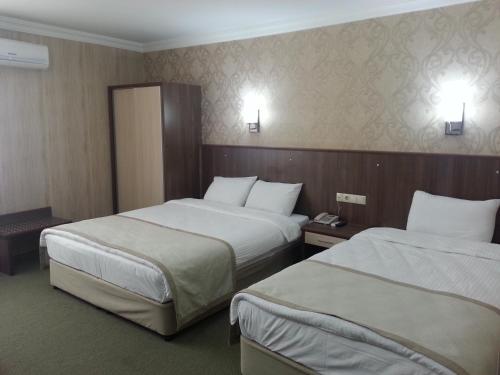 Säng eller sängar i ett rum på Hosta Otel