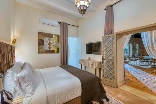 a bedroom with a bed and a living room at Palais Noryalis in Tillouna