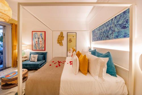 Posteľ alebo postele v izbe v ubytovaní Suite Apartment Capri con Jacuzzi in Piazzetta