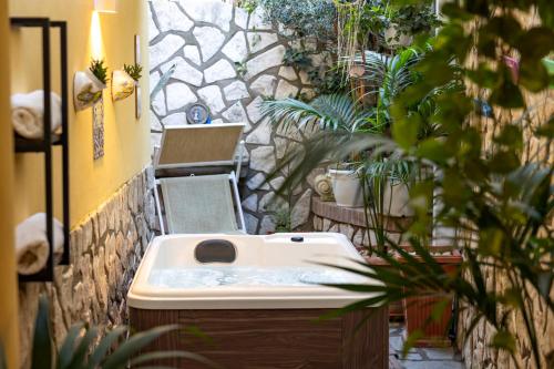 Vonkajšia záhrada v ubytovaní Suite Apartment Capri con Jacuzzi in Piazzetta