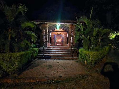 Κήπος έξω από το Luxury Konkan Beach Stay Guhagar