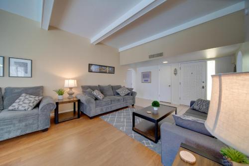 Ruang duduk di 5 Mi to Camelback Ranch Pet-Friendly Home with Pool