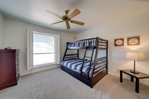 Katil atau katil-katil dalam bilik di 5 Mi to Camelback Ranch Pet-Friendly Home with Pool