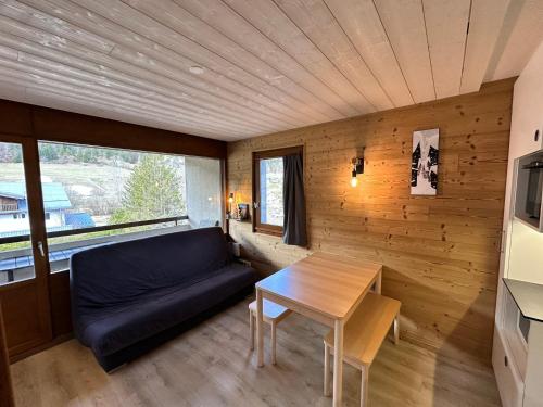 un salon avec un canapé et une table dans l'établissement Charmant studio mezzanine 48m², 6 pers, proche navette et ludiparc, balcon, Wi-Fi, non fumeur - FR-1-515-186, à Villard-de-Lans