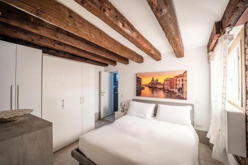 - une chambre avec un lit blanc et des armoires blanches dans l'établissement La Vida by Venicevillas, à Venise