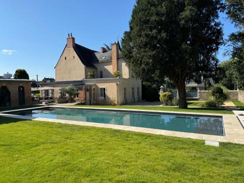 une piscine dans la cour d'une maison dans l'établissement Très bel appartement indépendant de type 2, à Laval