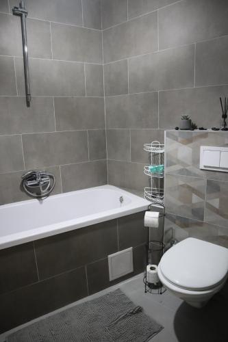 Un baño con bañera y WC. en Štadler's Corner, en Sarajevo