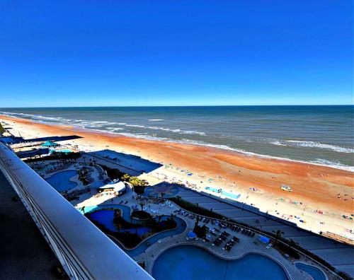 デイトナビーチにあるPenthouse Floor 1 BR Resort Condo Direct Oceanfront Wyndham Ocean Walk - Daytona Funland 1908のビーチと海の空中写真