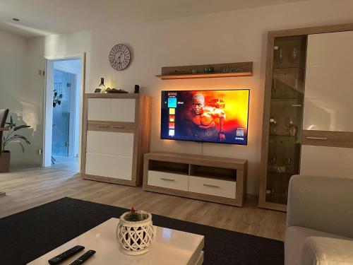 TV a/nebo společenská místnost v ubytování Ferienwohnung AnGa