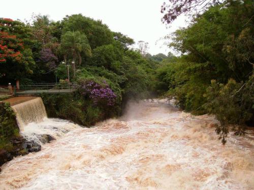 a river filled with muddy water next to trees at Espaço Alvorada com Banheira ,agendamento das atividades, café da manhã no centro in Brotas