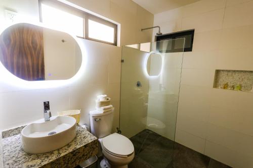 a bathroom with a toilet and a sink and a shower at Hotel Wellness - Belleza y Serenidad in Boca del Río