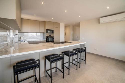 Frontline Apartment Sea Views - Pool - Center