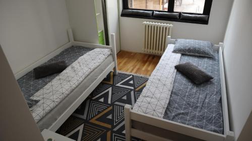 Dos literas en una habitación con ventana. en Štadler's Corner, en Sarajevo