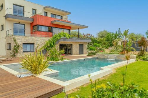 une maison avec une piscine en face d'une cour dans l'établissement Luxury villa, à Nice