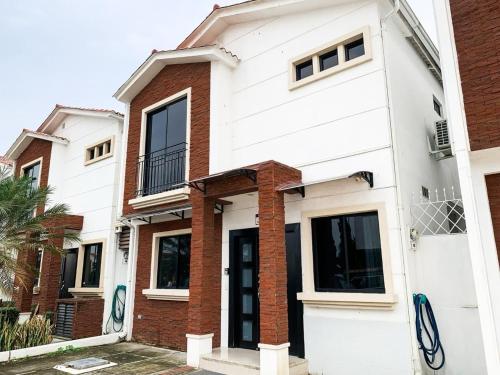 a white house with a red brick at Casa Napoli in Amalia