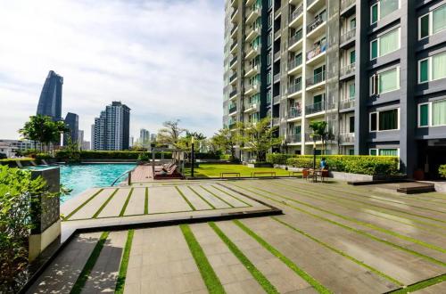 Kolam renang di atau dekat dengan Luxury 2BR Thonglor Pool Sauna
