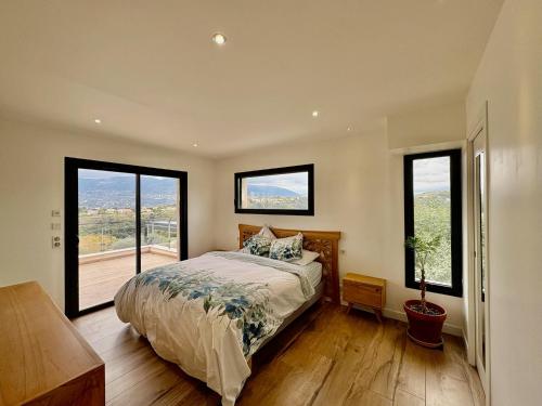 une chambre avec un lit avec des fenêtres dans l'établissement Luxury villa, à Nice
