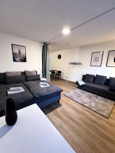 a living room with a couch and a table at Zentrale Wohlfühloase mit Parkplatz in Osnabrück