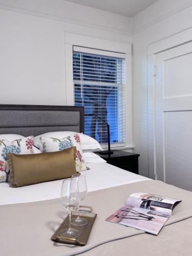 Gallery image of Deluxe Master Queen Bedroom with Bathroom in Vancouver West in Vancouver