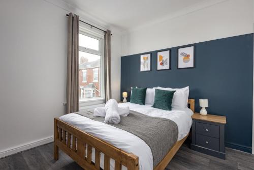 Ένα ή περισσότερα κρεβάτια σε δωμάτιο στο Cosy 3-BR Home in Seaham not far from the beach