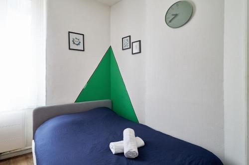 - une chambre pour enfants avec un ours en peluche sur un lit dans l'établissement Le Petit Cernay - Studio - 5 mins Caves Champagne, à Reims