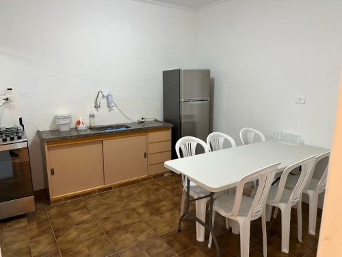 Køkken eller tekøkken på APTO próx da praia com garagem