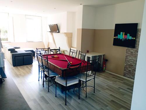 une pièce avec une table et des chaises dans une pièce dans l'établissement Gîte au calme de la campagne, jardin, billard, parking, à Écury-sur-Coole