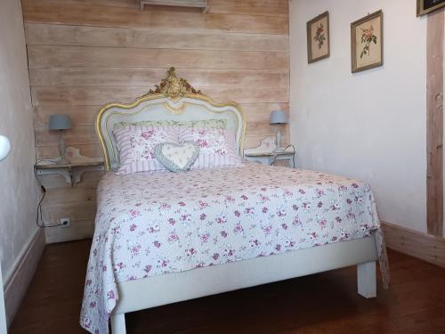 - une chambre avec un lit doté d'un oreiller dans l'établissement le gîte de Claire, maison avec terrasse, calme et confort, lit king-size 160X200, à Couze-et-Saint-Front