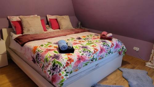 a bedroom with a bed with a floral bedspread at Biggy's Apartment in Selb
