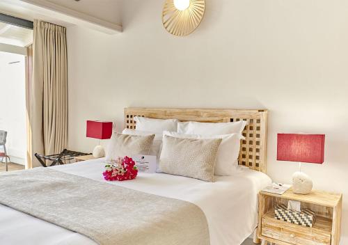 Un ou plusieurs lits dans un hébergement de l'établissement LES GALETS ROUGES LODGES & SPA