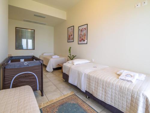 a room with two beds in a room at Sunset Hotel in Xiropigado