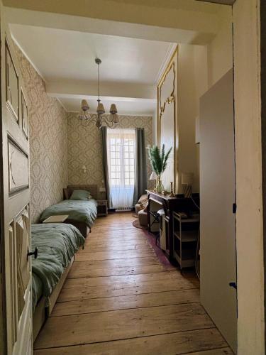 une chambre avec deux lits et un bureau et une fenêtre dans l'établissement Babouz Cottage, à Mirepoix