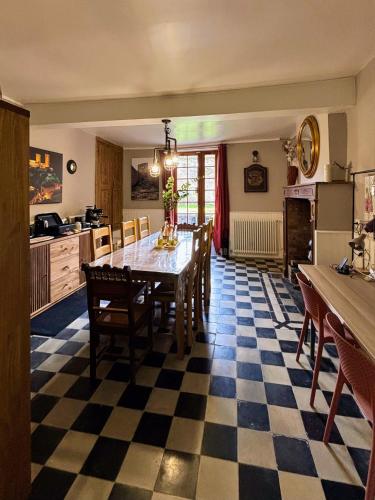 une cuisine et une salle à manger avec une table et des chaises dans l'établissement Babouz Cottage, à Mirepoix