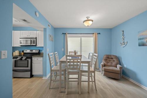 una cucina con pareti blu e tavolo e sedie di Sea Haven A - Great 3 BR 2 BA - 3 blocks from the beach a Myrtle Beach