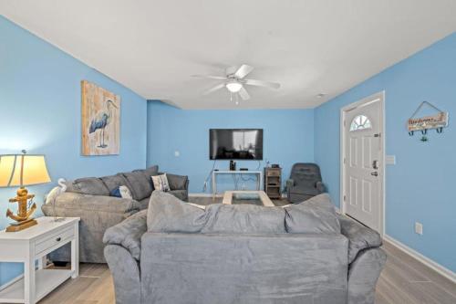 un soggiorno con divano grigio e pareti blu di Sea Haven A - Great 3 BR 2 BA - 3 blocks from the beach a Myrtle Beach