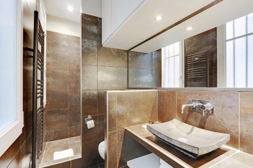 une salle de bain avec un lavabo et des toilettes dans l'établissement Appartement Beaubourg, à Paris