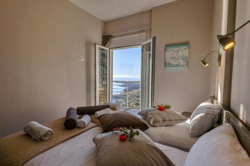 Posteľ alebo postele v izbe v ubytovaní Akrotiri Panorama- luxury rental apartments with sea view