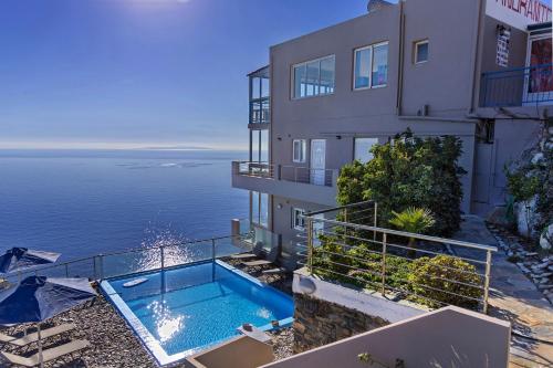 Bazén v ubytovaní Akrotiri Panorama- luxury rental apartments with sea view alebo v jeho blízkosti