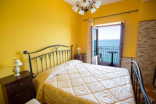 チェファルにあるAppartamento da sogno a bordo mareのベッドルーム1室(ベッド1台付)が備わります。