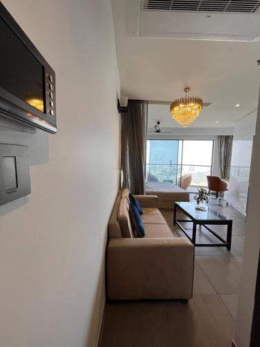 una sala de estar con un sofá y una mesa en Supernova Spira Noida, en Nueva Delhi