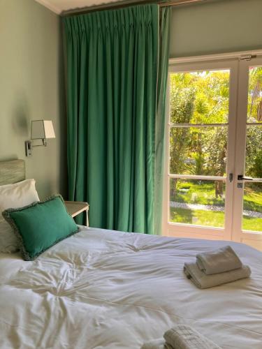 une chambre avec un grand lit avec une fenêtre dans l'établissement Li Maiou Beautiful sea view property, very quiet, à Rayol-Canadel-sur-Mer