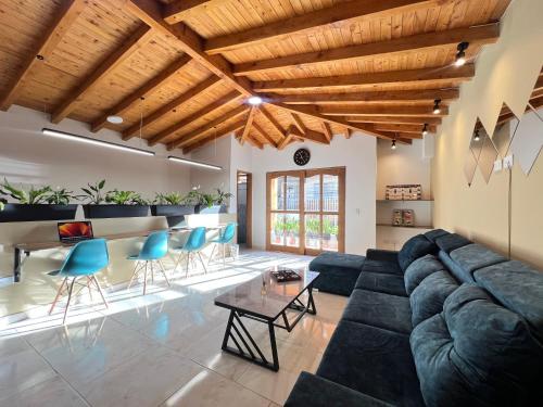a living room with a couch and a table at Prosperity Room - a solo una cuadra del parque in Carmen de Viboral