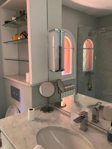 La salle de bains est pourvue d'un lavabo et d'une chaise. dans l'établissement Li Maiou Beautiful sea view property, very quiet, à Rayol-Canadel-sur-Mer