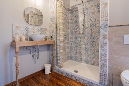 un baño con ducha y lavabo en Busdraghi Luxury Apartment, en Lucca