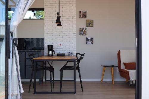 a kitchen with a table and chairs in a room at Noite Estrelada Holambra in Holambra