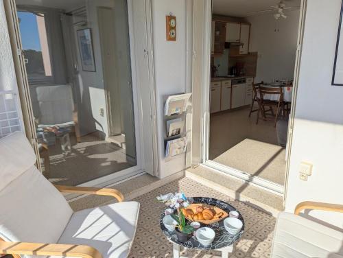 - un bol de nourriture sur une table dans le salon dans l'établissement Sol-y-Days Drakkar, Appartement familial 2 chambres avec parking, proche centre-ville et à 300m de la plage, au Grau-du-Roi